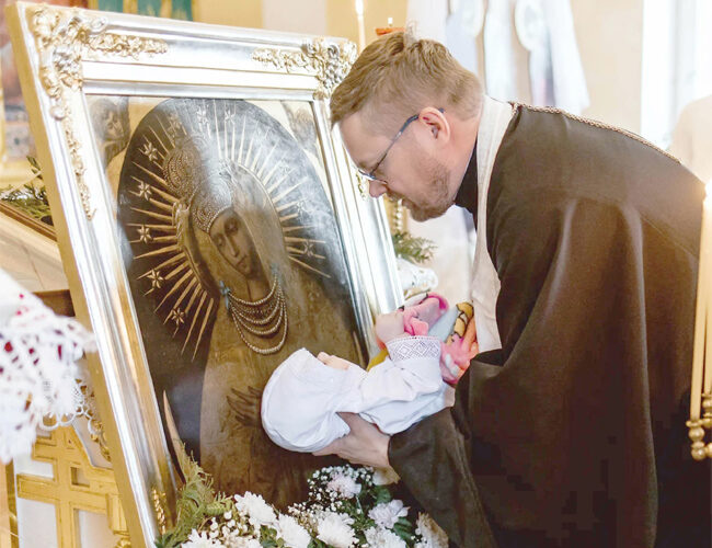 Хрышчэнне перад абразом Маці Божай Вастрабрамскай