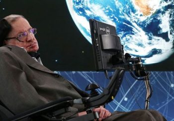 "Пухнатая чорная дзірка". Апошняя праца Стывена Хокінга апублікаваная пасмяротна