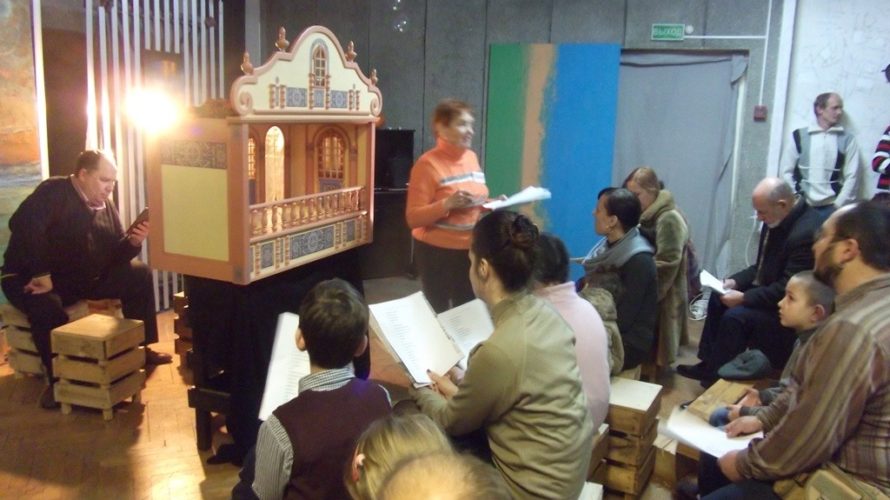 На лідскіх курсах „Мова нанова” глядзелі батлейку