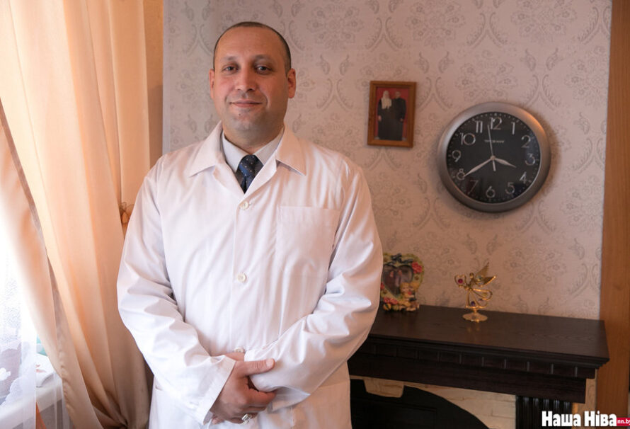 «Вучу беларускую мову, каб казаць пацыентам «калі ласка». Як у Беларусі працуецца доктару-сірыйцу
